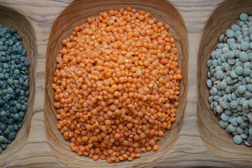 Linsen rot grün braun auf Holz