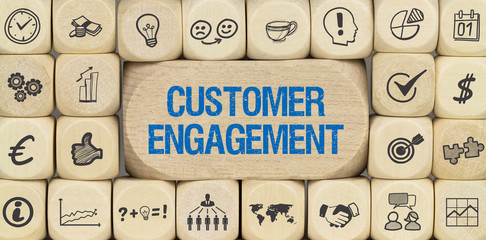 Customer Engagement / Würfel mit Symbole