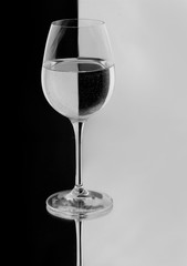Glas schwarz-weiß