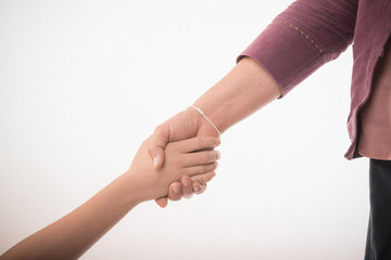 Obraz premium hand holds the hand of his mother's daughter