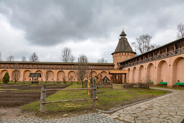 Naklejka premium SUZDAL, RUSSIA - APRIL 28, 2017: Walls and towers of the Spaso-Evfimiy Monastery of the 17th century 
