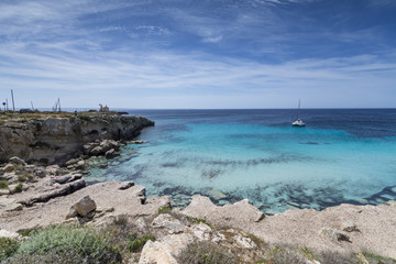 Vista panoramica della spiaggia di Cala Azzurra, isola di Favignana IT 