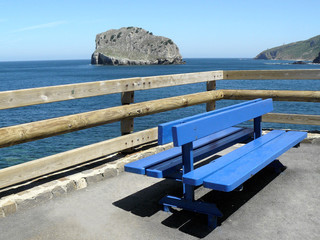 Descanso junto al mar en el mirador de San Juan de Gaztelugatxe