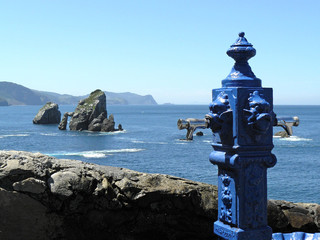 Fuente de hierro azul junto al mar Cantábrico
