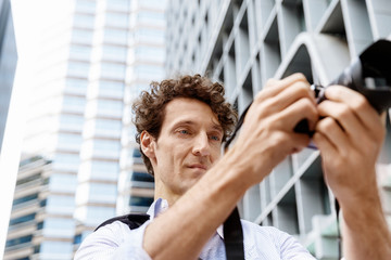 Obraz premium Male photographer taking picture