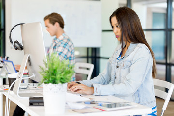 Obraz premium Young woman in office