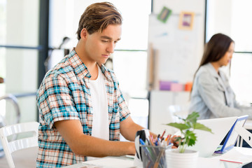 Obraz premium Young man working in office