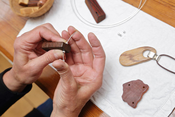 femme senior fabriquant des bijoux artisanaux