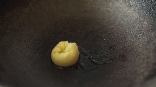 Сливочное масло на горячей сковороде