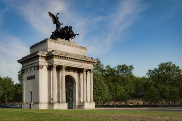 Naklejka premium Wellington Arch, also known as Constitution Arch or the Green Park Arch, is a monument in Hyde Park, London, England, UK and often mistakenly referred to as Marble Arch. Copy space