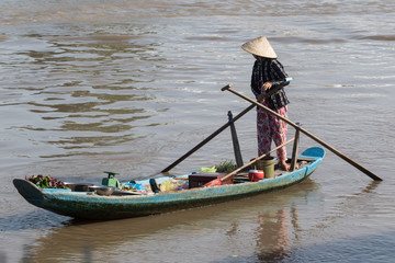 Obraz premium Vietnamese woman on a wooden boat