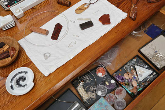 atelier de femme fabriquant des bijoux artisanaux