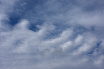 Obraz premium Obraz tajemniczej chmury w kolejce i błękitnego nieba „Imaginary / Cloud Monster Birth” w jednej linii, regularne, równe, w jednej linii. Miejsce na tytuł w chmurach poniżej (wersja robocza, „Ustaw w linii!”, „Ustaw się!” Itd.)