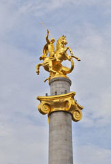 Fototapeta na wymiar Скульптура Георгия Победоносца на вершине Памятника Свободы на Площади Свободы в Тбилиси, Грузия