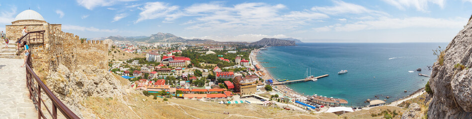 Вид со смотровой площадки Судакской Генуэзской крепости на отели, Судакскую бухту и море в Крыму