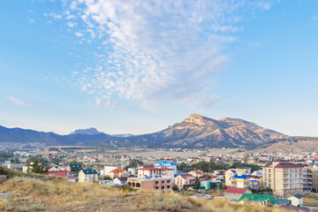 Вид на Крымские горы и город Судак в Крыму летним вечером