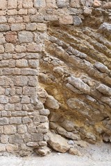 Alte schadhafte Bruchsteinmauer