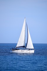 Fototapeta na wymiar Segelboot unter vollen Segeln auf dem ruhigen Meer