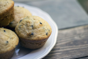 Primo piano di alcuni muffins su un piatto