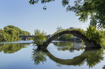 Fototapeta na wymiar Pont sur le Doubs à Dole