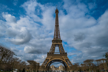 Fototapeta na wymiar Clouds, Blue Sky And The Eiffel Tower
