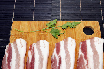 Baicon crudo encima de una tabla de madera.