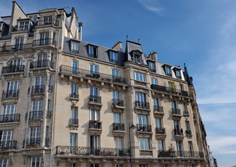Fototapeta na wymiar Immeuble en pierre blanche, Paris; Ciel bleu