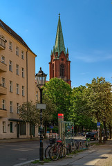 Fototapeta premium Der imposante Westturm der Gethsemanekirche in Berlin-Prenzlauer Berg