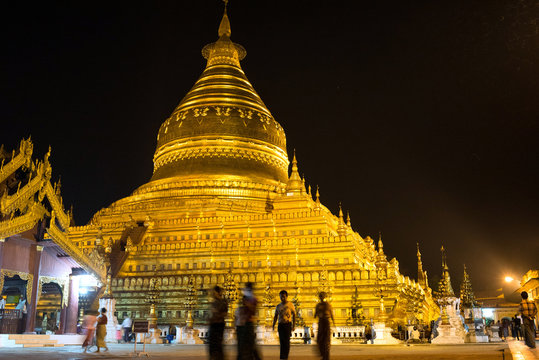 Shwezigon Paya Golden Temple at night in Bagan, Myanmar　バガンのシュエジゴン寺院