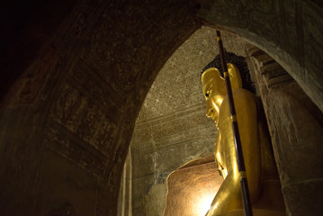Golden buddha at night in Htilominlo Temple, Bagan, Myanmar　バガンのティーローミィンロー寺院の仏像