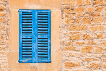 Fototapeta na wymiar Haus Mediterran Holz Fenster Blau Fensterladen Stein Mauer