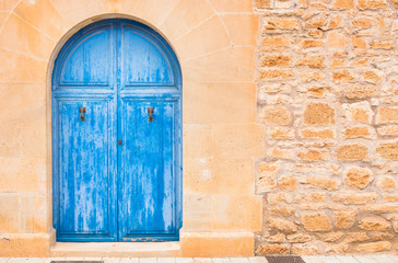 Fototapeta na wymiar Tür Holz Blau Mediterran Haus
