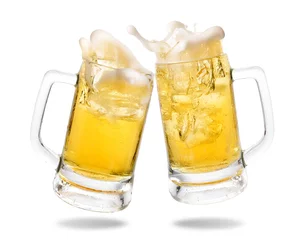 Fotobehang Bier Cheers koud biertje met spatten uit glazen op witte achtergrond.