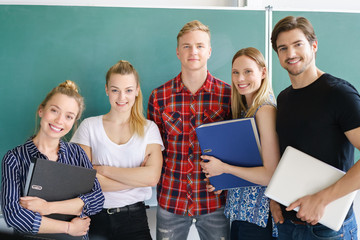 studenten stehen vor der tafel in der uni