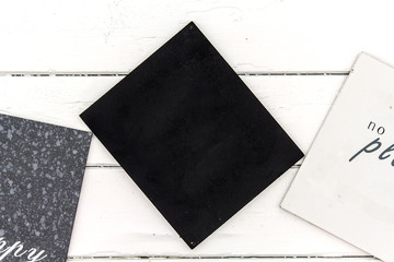 drei schilder auf einem holz hintergrund