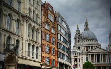 Fototapeta premium St. Paul's Cathedral from Millennium Footbridge in London, UK