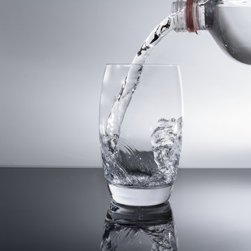 Wasser/ Mineralwasser in das Glas einfüllen aus Wasserflasche 