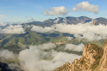 Clouds gradually cover the mountains in front of the Sobrepuny