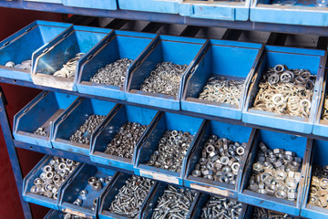 Schraubenlager in blauen Plastikkisten in einer Werkstatt
