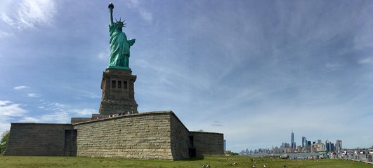 Fototapeta premium Statue of Liberty with Manhattan in panorama