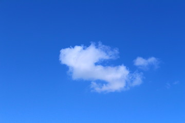 nuage en forme de S dans le ciel bleu
