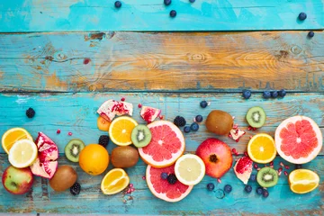 Crédence de cuisine en verre imprimé Fruits Colorful fruit on wood background