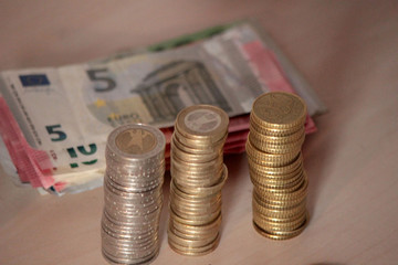 Geldscheine und Münzen