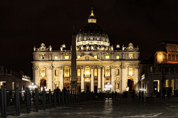 Fototapeta na wymiar San Pietro in Roma di notte