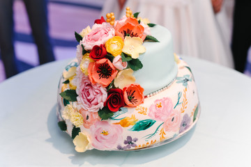 Flower painted wedding cake with floral decoration - 153597768