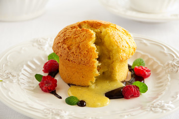 Mualem (fondant) with white chocolate and vanilla.
