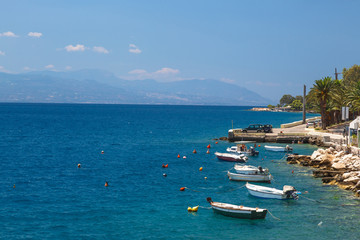 Obraz premium Fishing boats at the coast of Greece in Loutraki