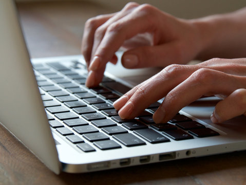 H&auml;nde auf Laptop-Tastatur