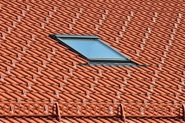 Dachfenster in neu gedecktem Ziegeldach