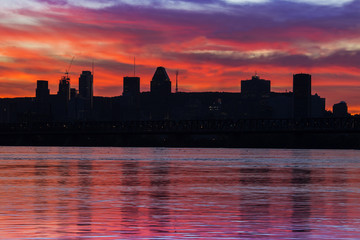 Fototapeta na wymiar Montreal skyline reflection
